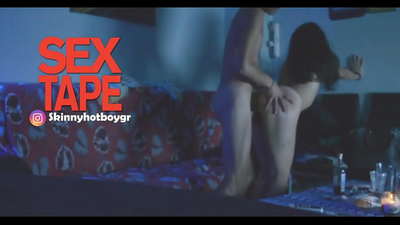 Scolaretta carina con il suo ragazzo